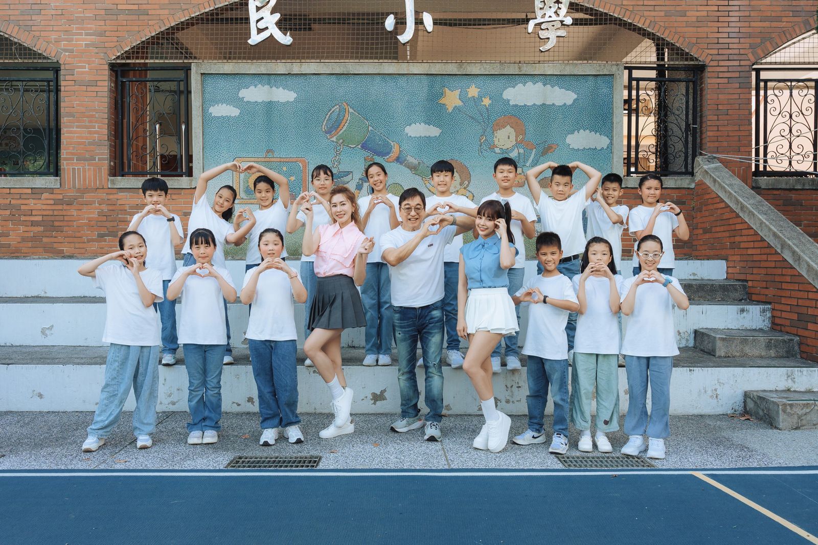 張棋惠、徐凱希以限定女團身份演唱教師節公益單曲。關懷台灣文教基金會提供