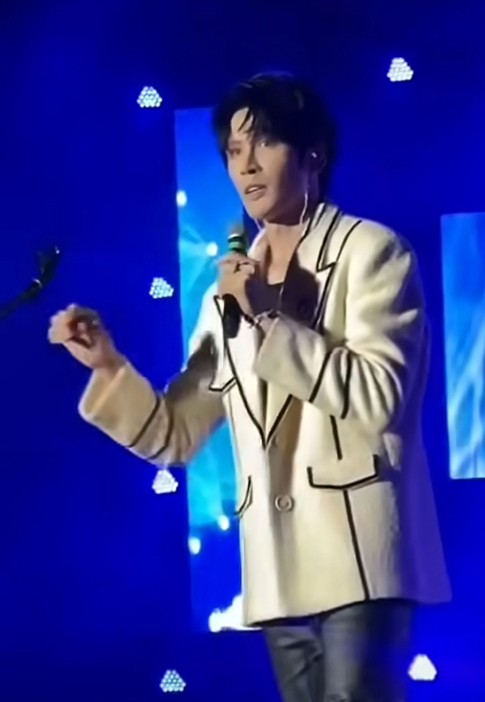 居來提（右）28日在演唱會上公開悼念于朦朧。翻攝居來提微博