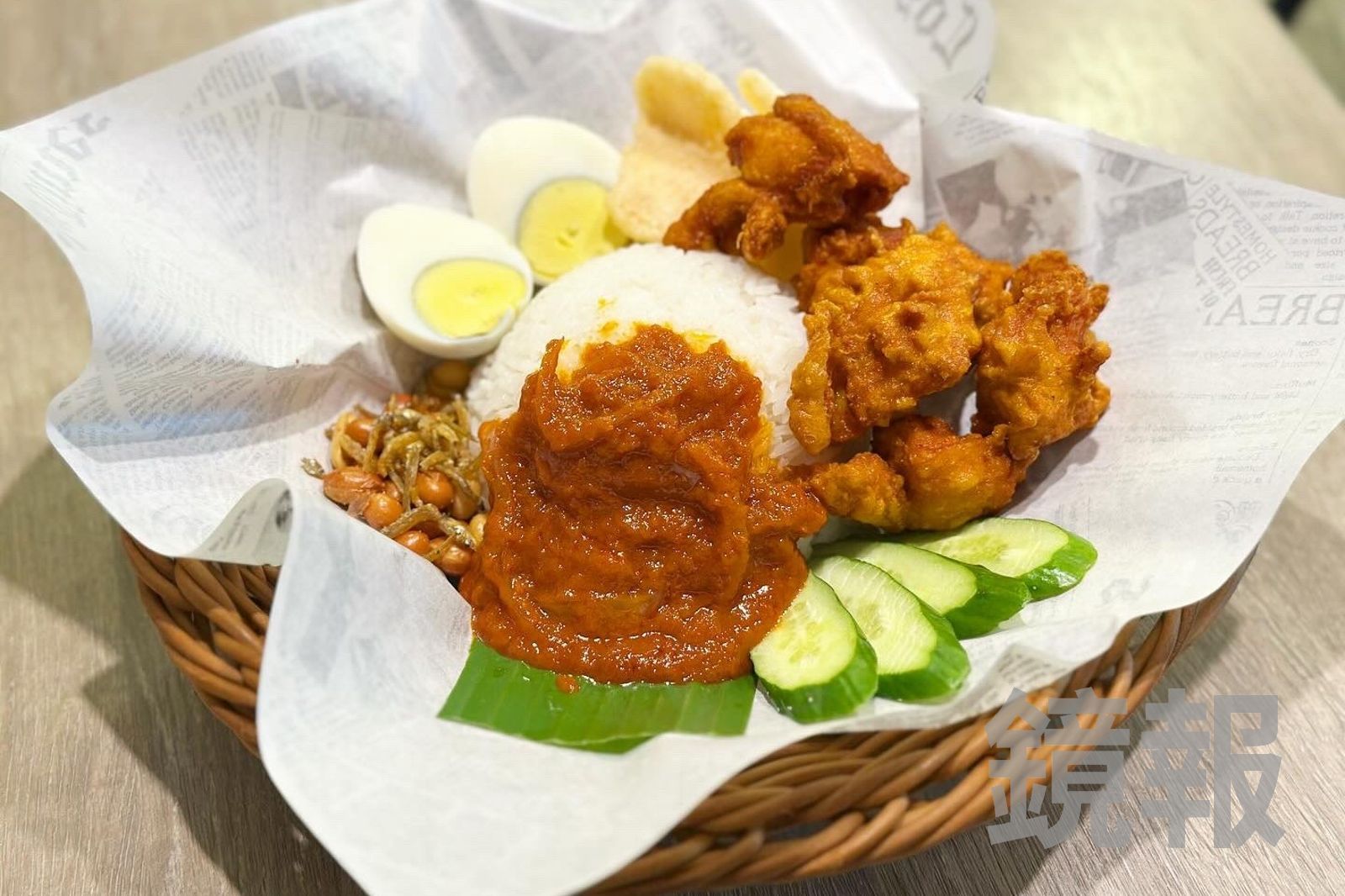 「椰漿飯配炸雞」米飯充滿椰香，炸雞香嫩多汁，參巴辣椒醬噴火下飯。（260元／份）