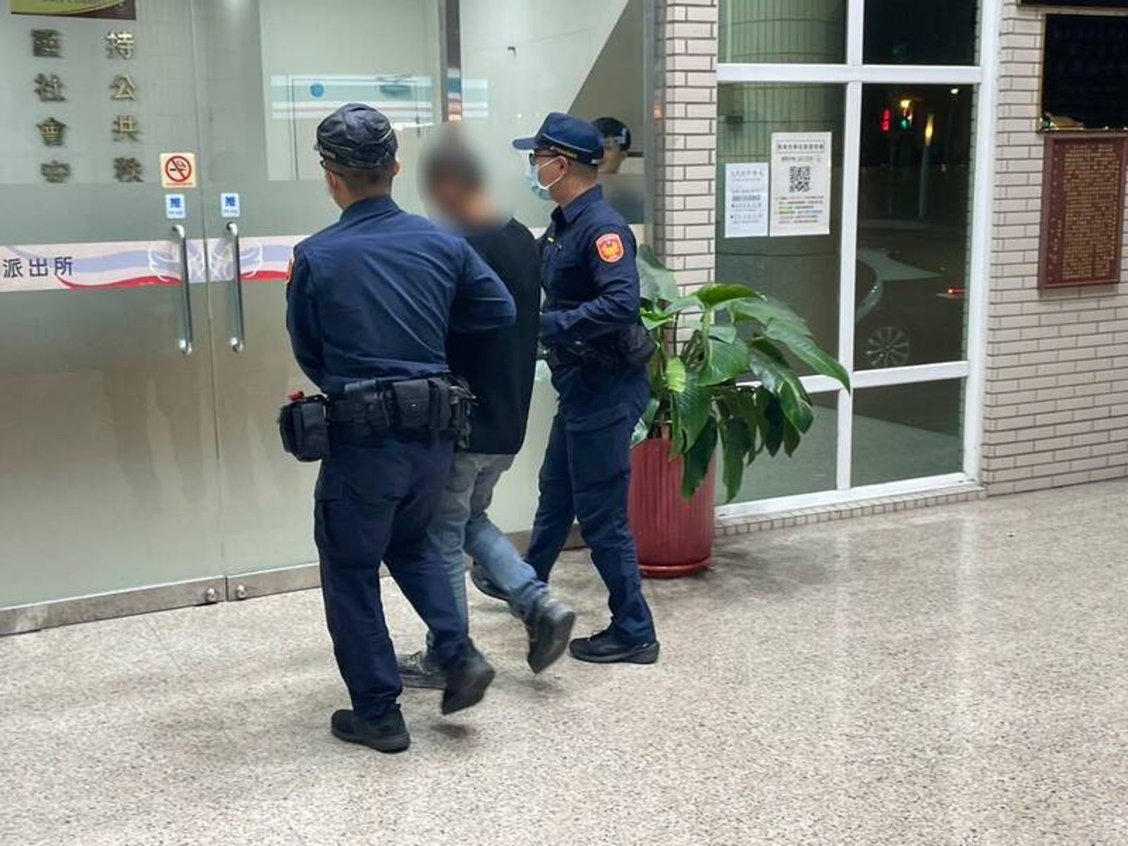 黑輪店「掉出衝鋒槍」嚇壞顧客　男怕被逮急賣槍6萬砍到300...結果竟是玩具