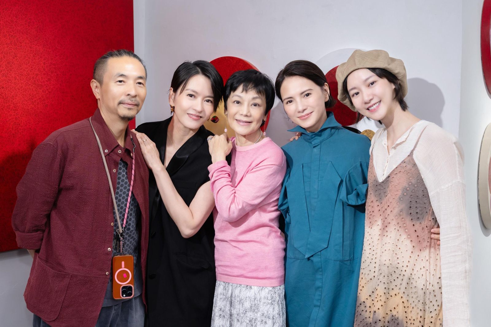 李心潔(右2)近日在香港開展,眾好友齊聚祝賀。13a New Street Art Gallery提供