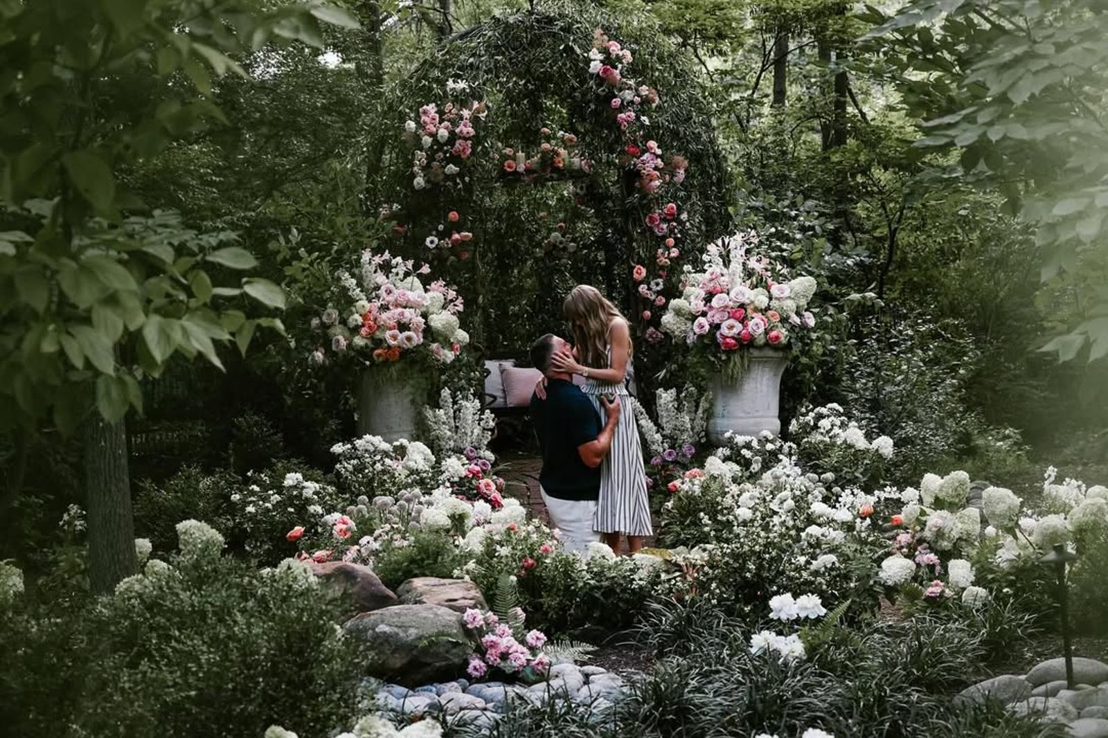 泰勒絲（右）在男友單膝下跪下點頭答應求婚。翻攝IG@taylorswift