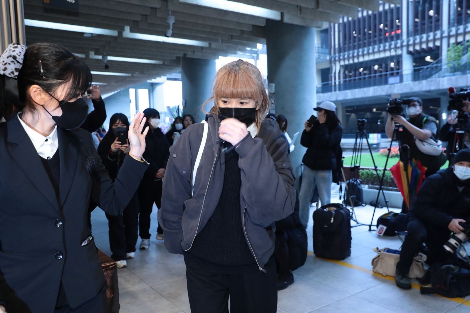 直擊／陸元琪來了！現身袁惟仁告別式家祭儀式　停留30分鐘送別前夫吐心聲