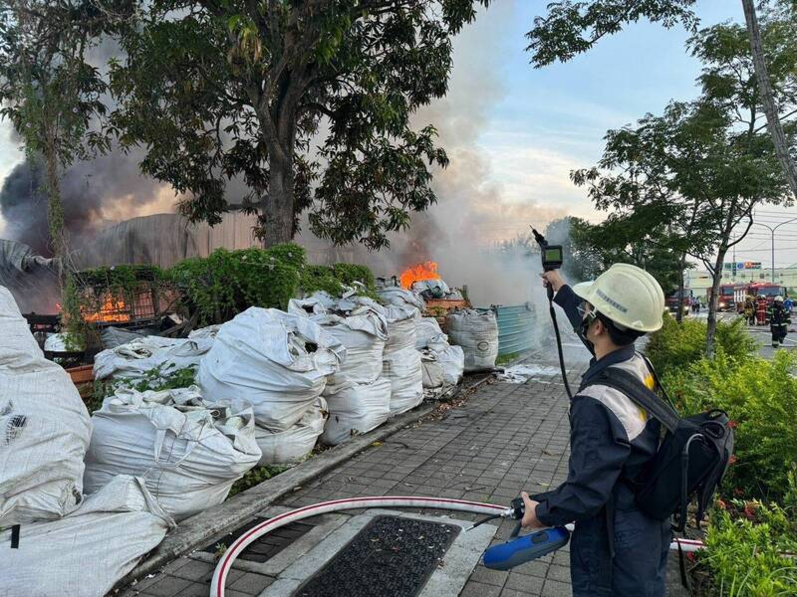 岡山回收場火警引燃塑膠　PM2.5濃度飆升環保局開罰