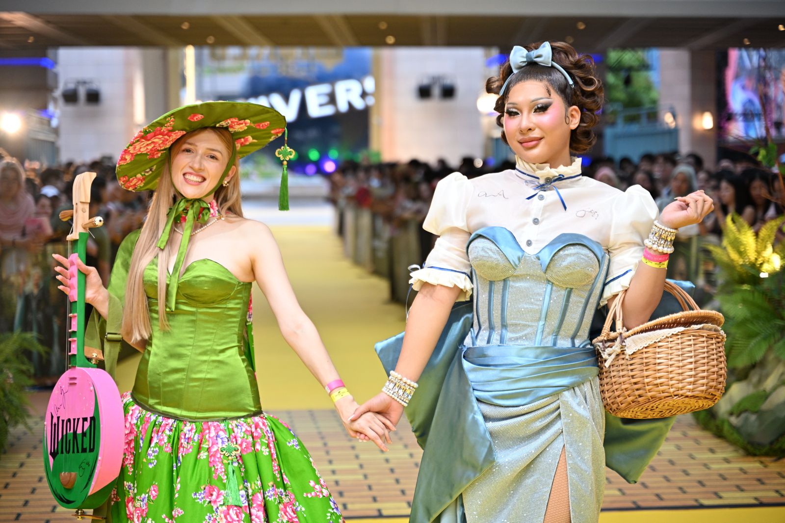 崔璀璨穿上融合奧茲國綠色與台灣客家花布的訂製禮服，並手持藝術家特別繪製以太極象徵艾法芭與格琳達平衡精神的粉綠雙色月琴登場；薔薇則以華麗的「Met Gala 版本桃樂絲」造型亮相，向《綠野仙蹤》與《魔法壞女巫》致敬。UIP提供