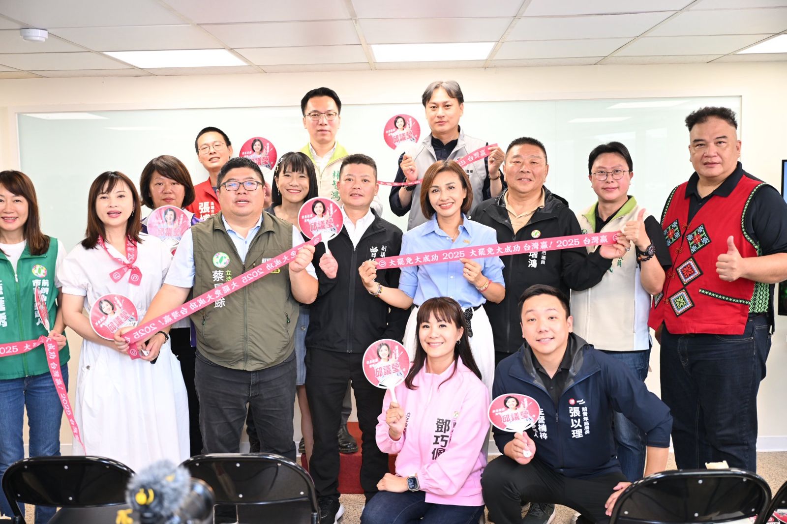 邱議瑩成立高雄市長競選辦公室,今天上午開幕,許多政壇好友現身支持。(圖/邱議瑩國會辦公室提供)