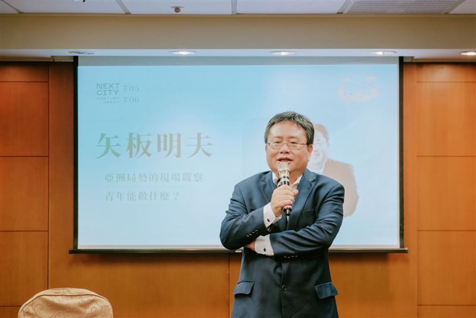 陳嘉宏專欄:什麼樣的人會為矢板明夫挨揍拍手叫好?