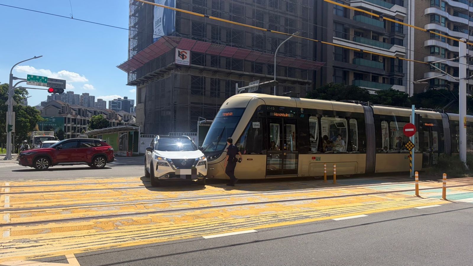 號誌參考用!淡水婦開車左轉不甩號誌 轎車「臥軌」遭撞還要吞罰單