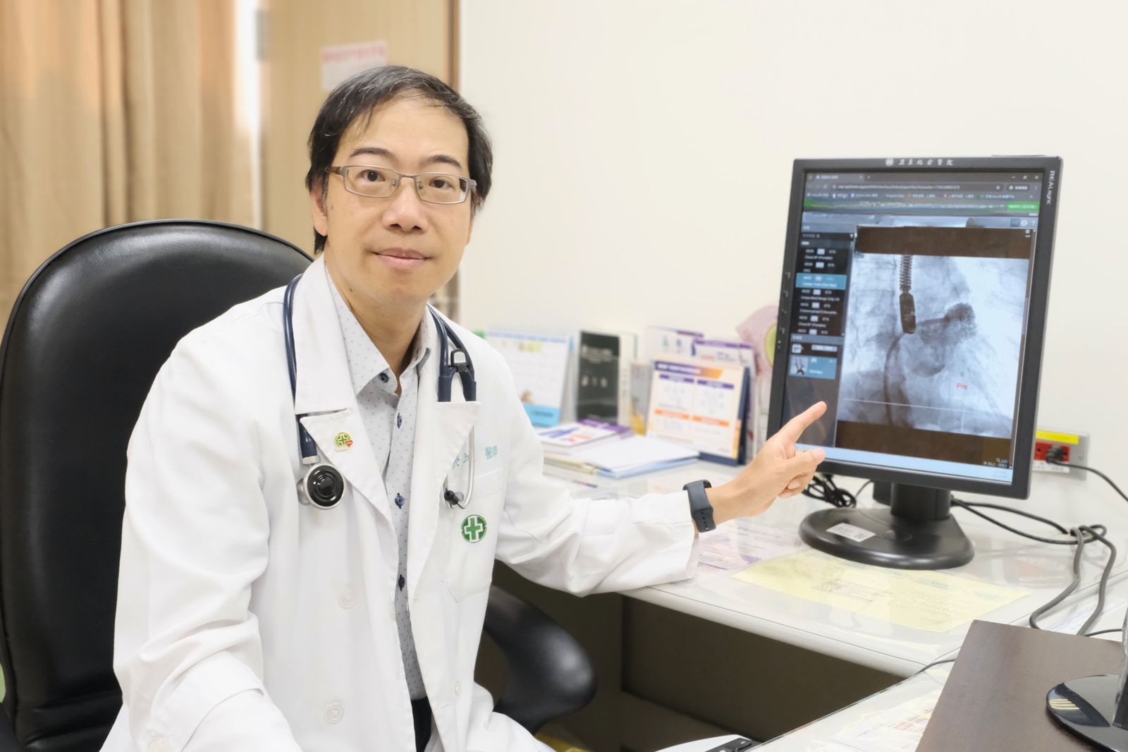 亞東醫院心血管中心主任許榮城表示,血脂控制是預防心血管疾病的關鍵。(亞東醫院供圖)