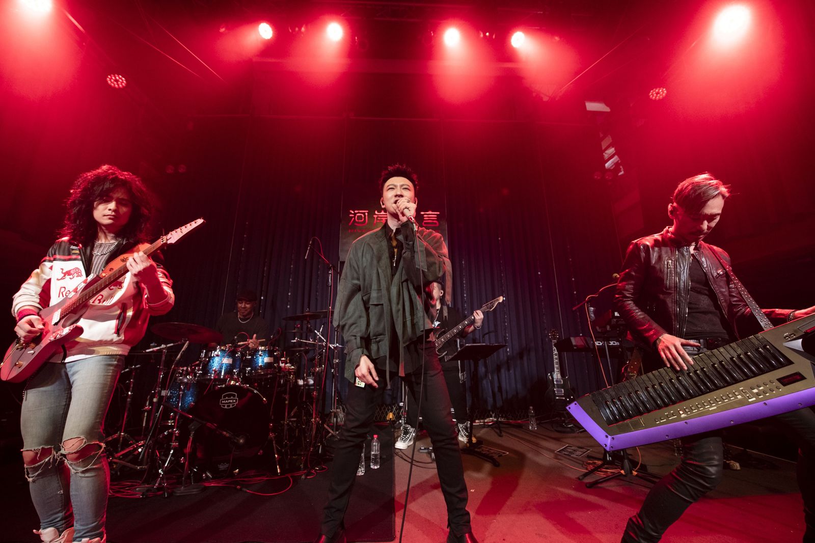 樂團鼓手遭爆詐騙空服員！成軍24年謊稱「中文系教授」　鬼扯內幕曝光