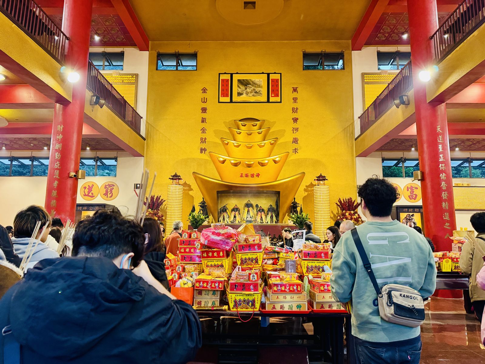主祀五路財神的金山財神廟正殿，處處可見金元寶。（圖／吳筱雯）