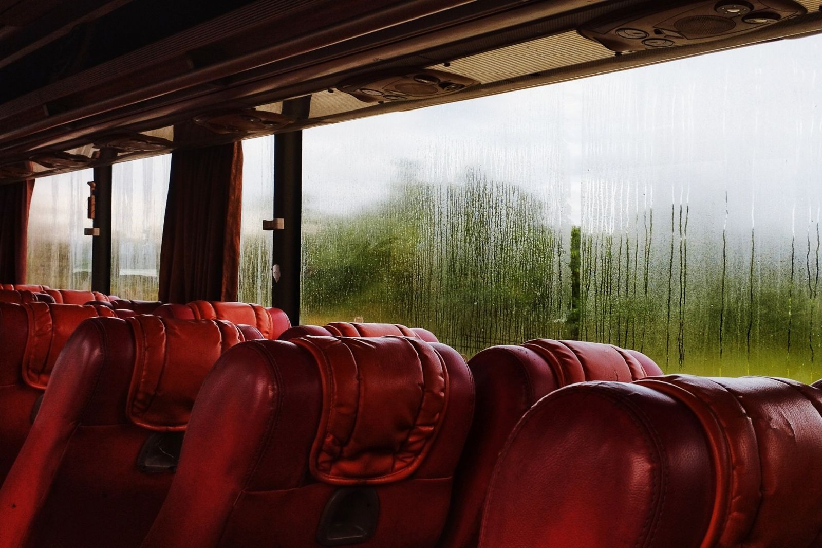 人夫出國遊覽車上突休克！醫點「致命關鍵」：沒吃早餐釀禍　