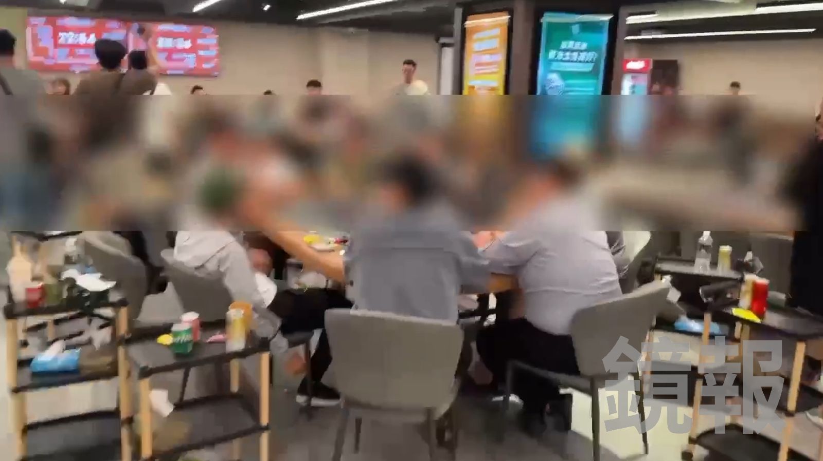 玩家比賽激烈進行中，見警一陣錯愕。翻攝畫面