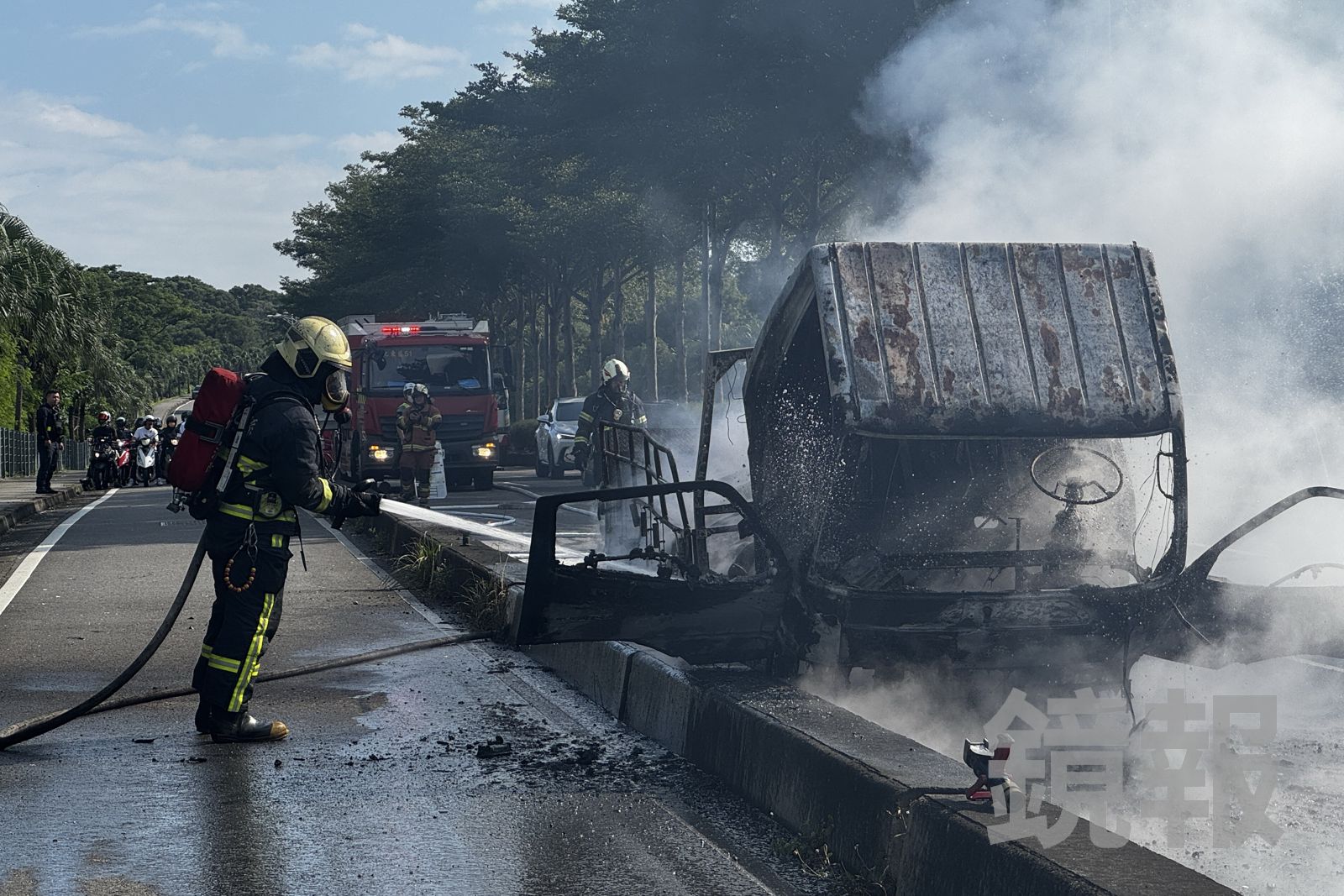 小貨車竄濃煙秒變火球!彰化74甲驚傳火燒車 駕駛倉惶跳車逃生