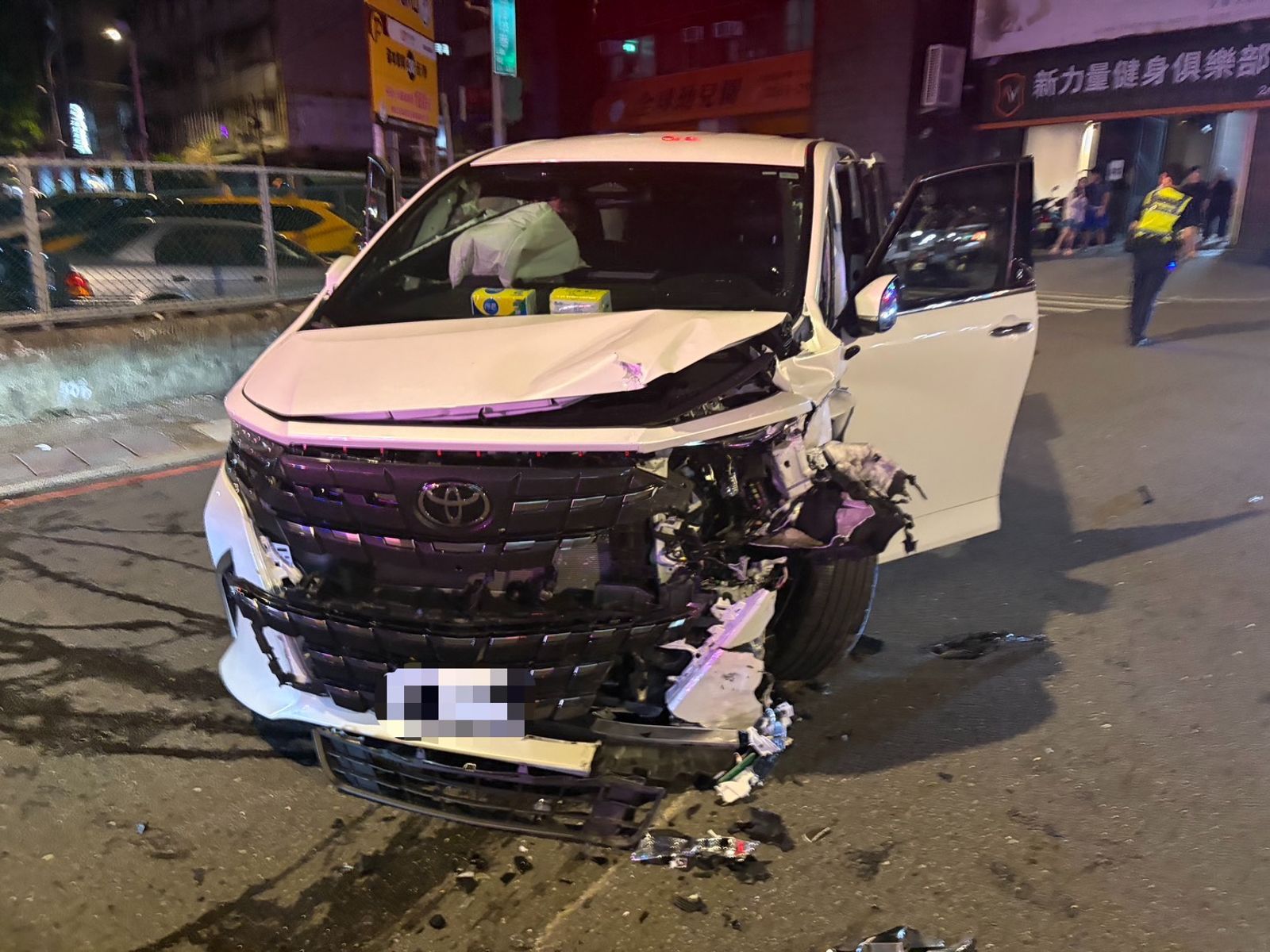 陳男車頭也受到嚴重毀損。圖/翻攝畫面