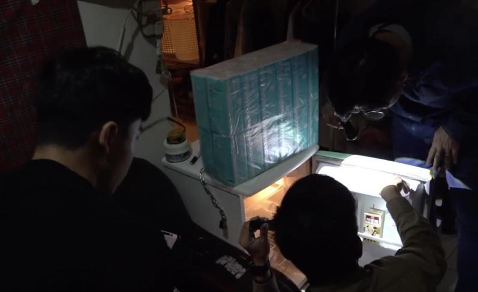 中警緝毒溯源抓毒販 他怕黑吃黑鐵鍊鎖冰箱藏喪屍菸彈