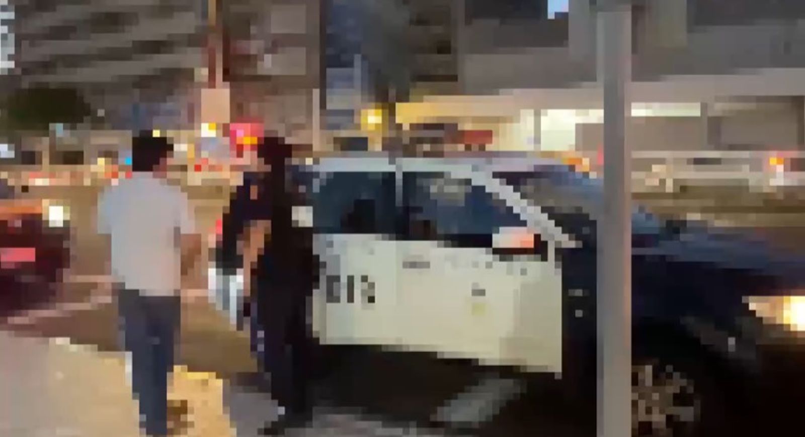 2男都被警方帶回。翻攝畫面