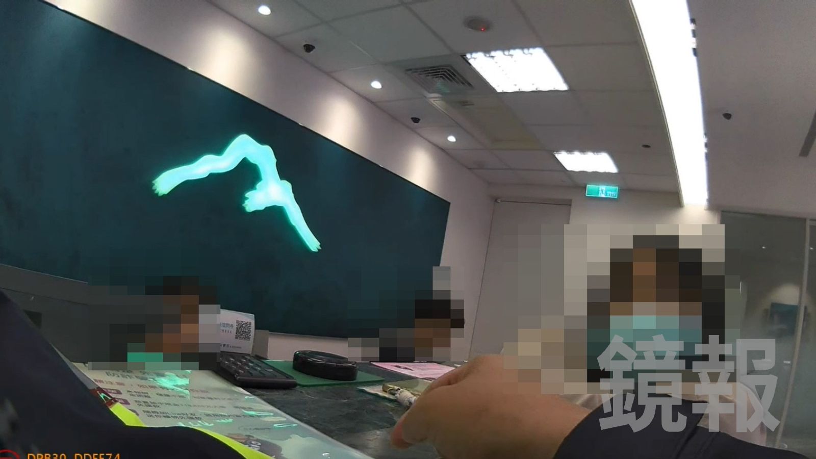 王女提領百萬裝潢，幸行員機警否則恐血本無歸。翻攝畫面