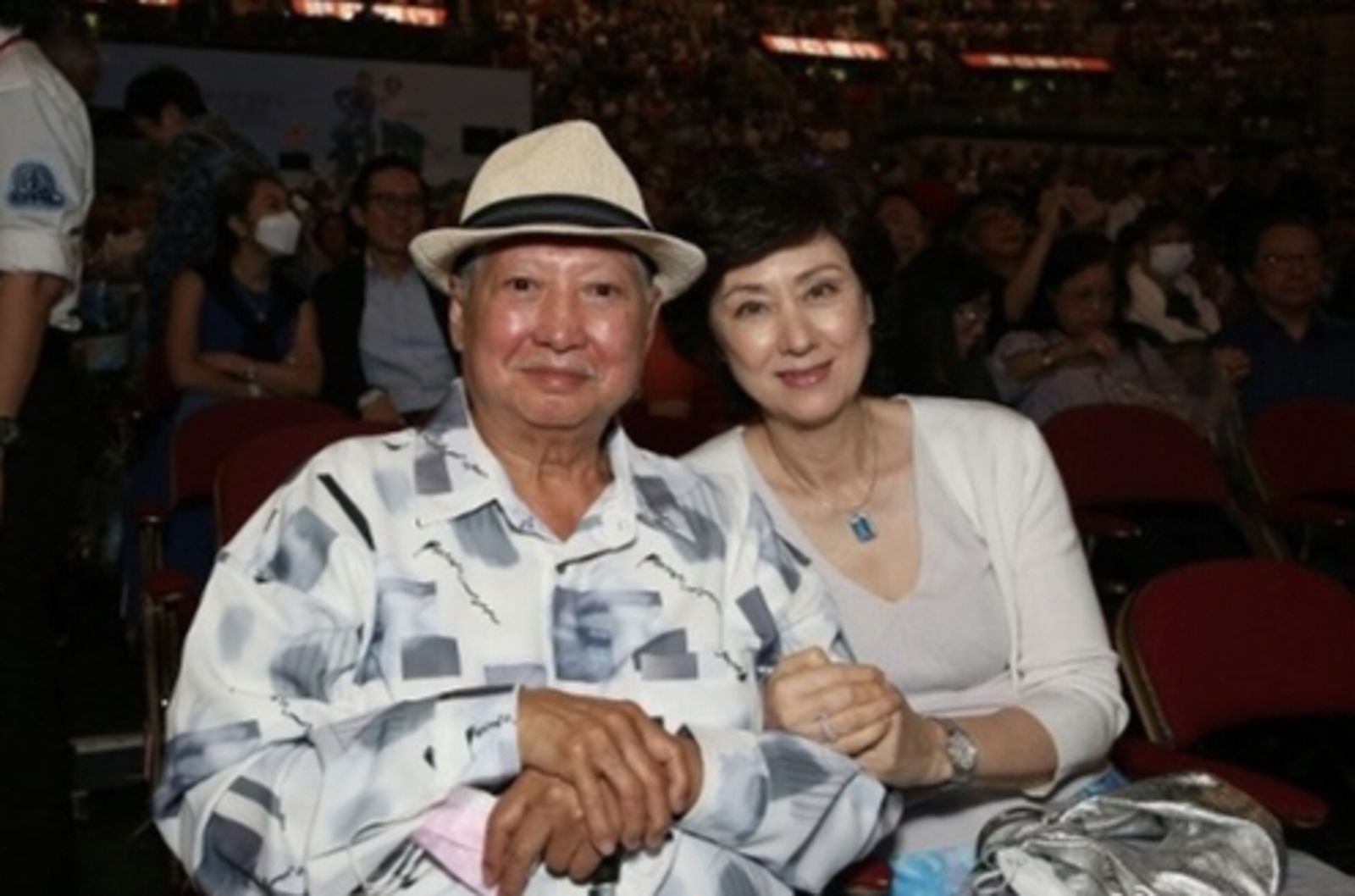 洪金寶罕見全家出遊！61歲港姐冠軍妻「真實狀態驚人」　3帥兒同行吸睛