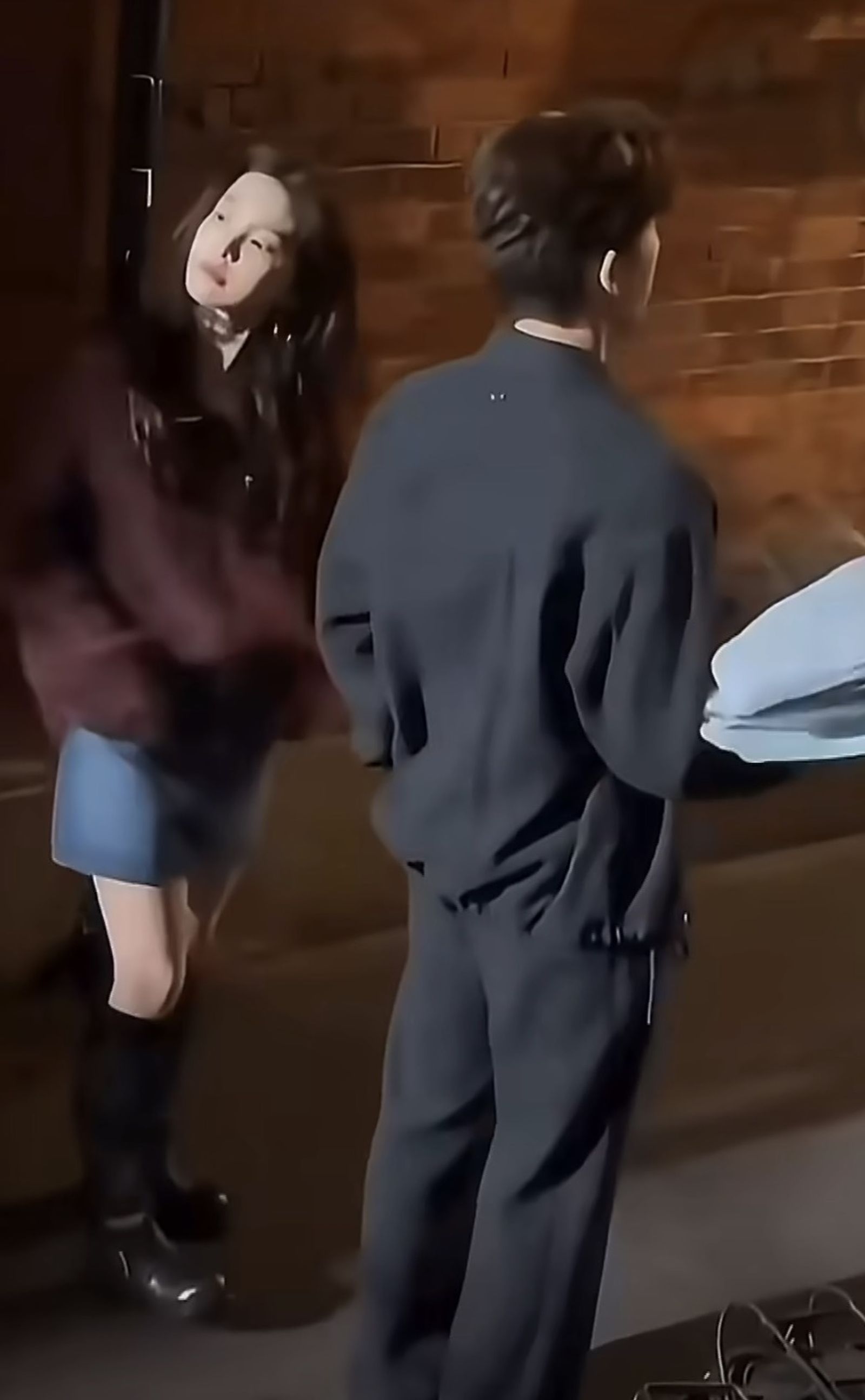 章若楠因現場粉絲呼喚而回頭。翻攝微博