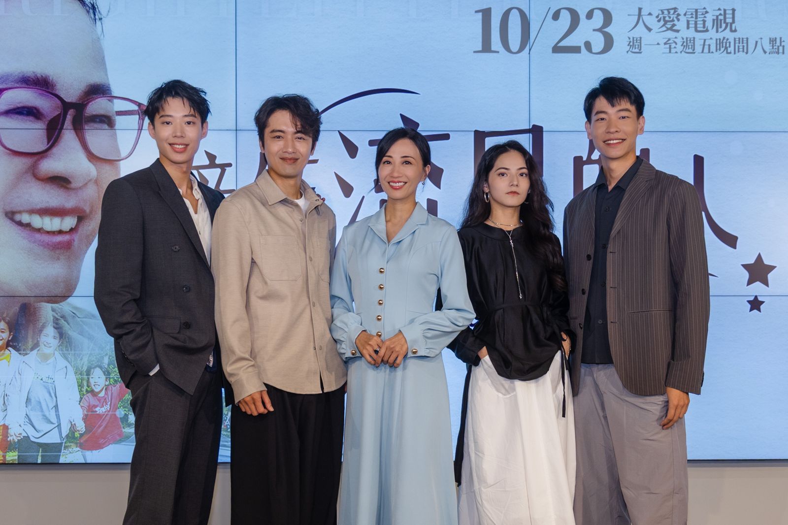 黃信赫（左起）、吳政勳、潘奕如、陳垣希、李國強在劇中飾演課輔班老師。大愛提供