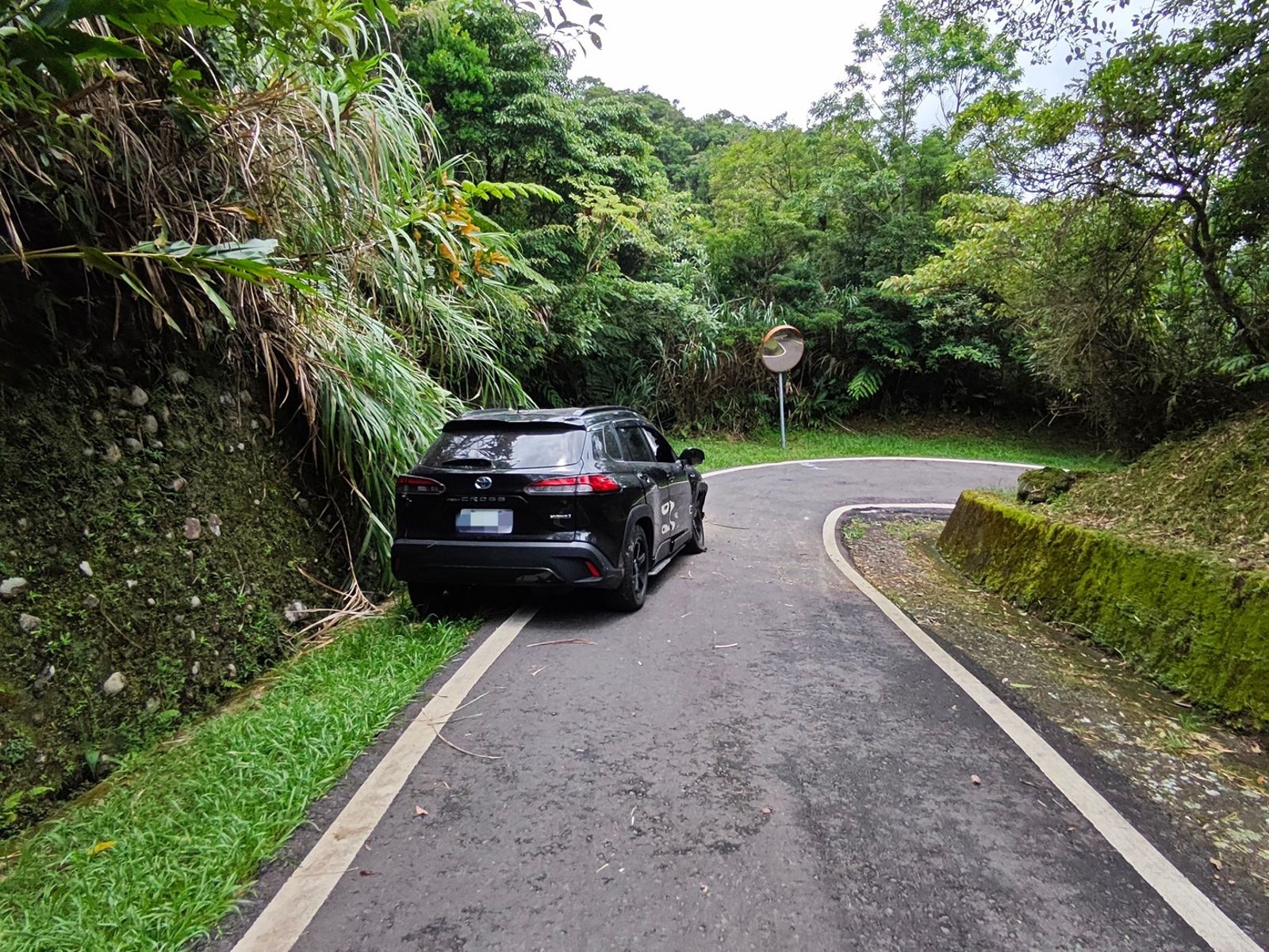 夫妻駕車不慎翻落7公尺山坡 「空中轉體360度」奇蹟擺正「完美落地」