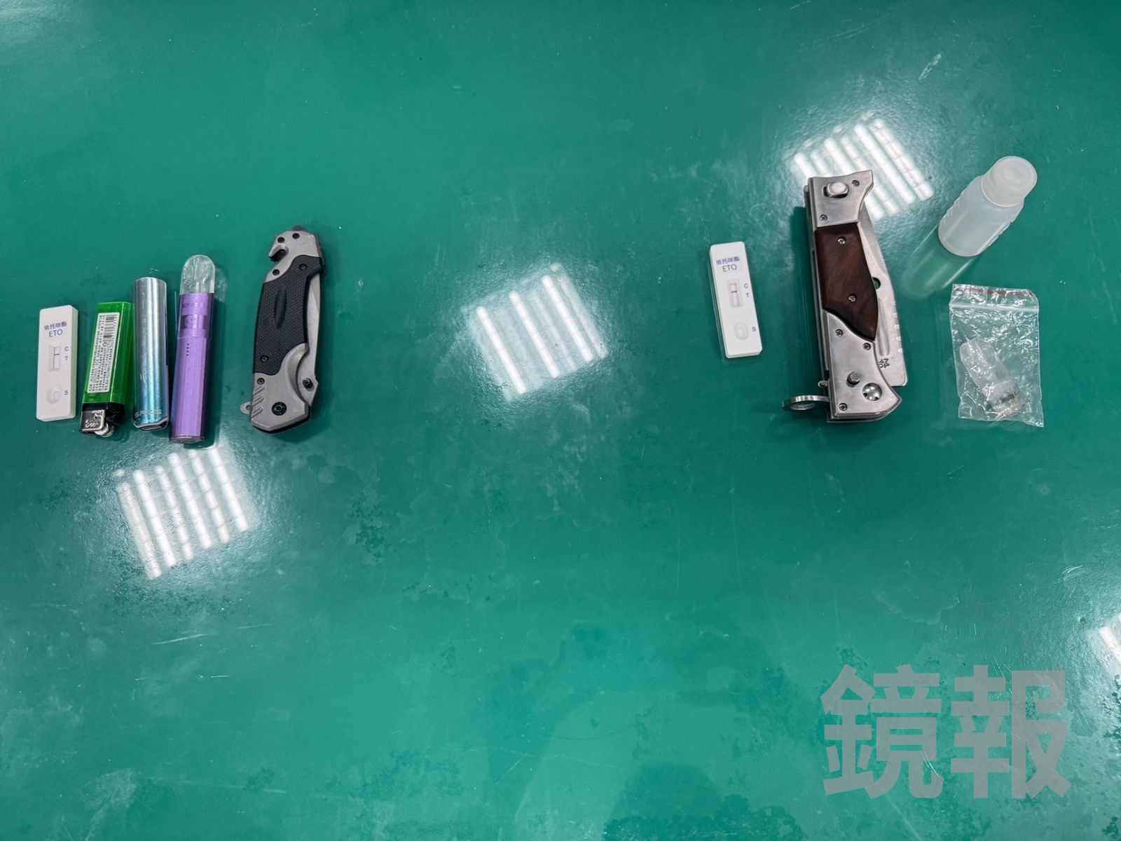 警方從嫌犯身上查獲毒品、刀械等違禁品。翻攝畫面