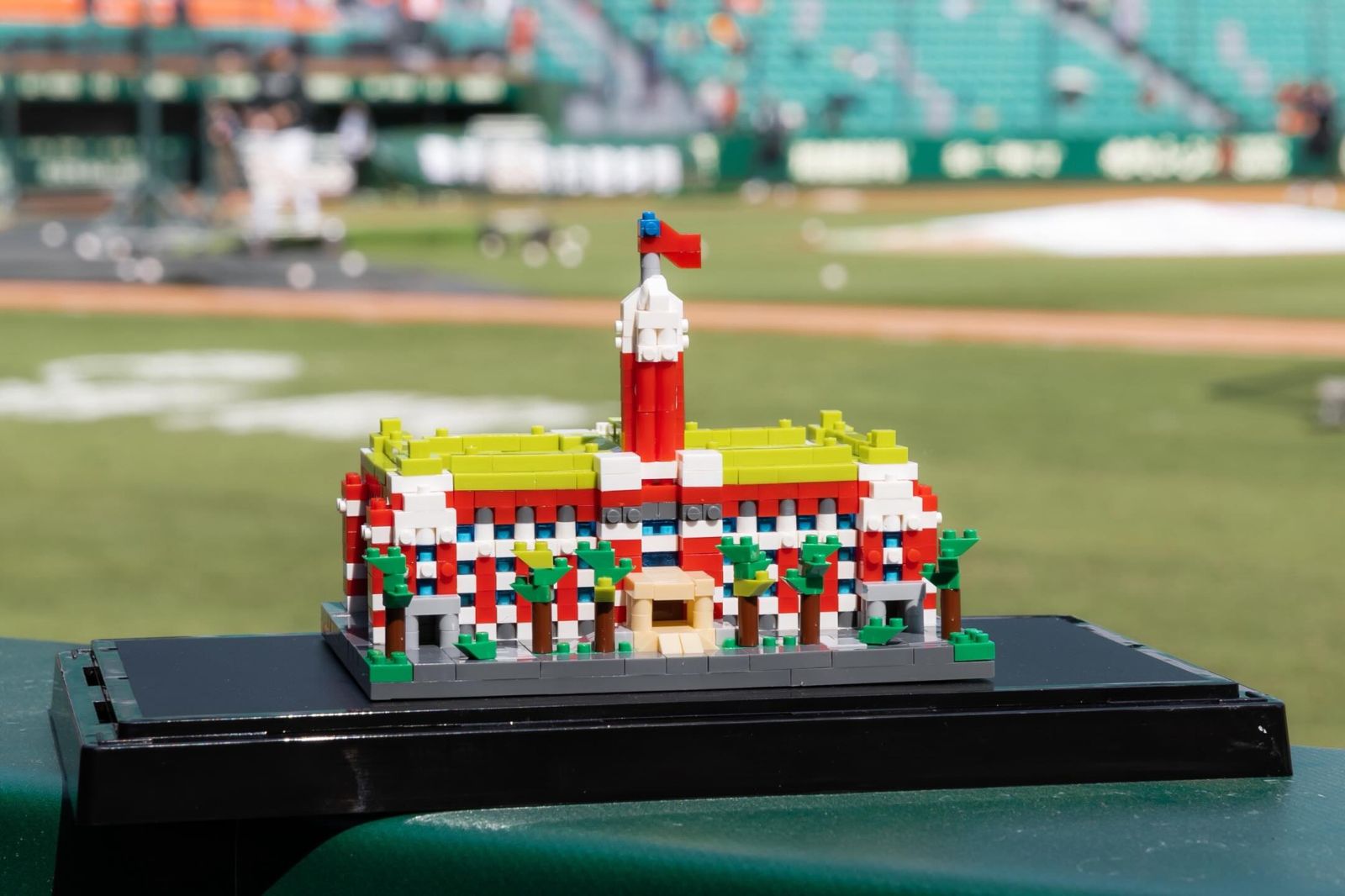 賴清德不會屈服！收桃猿球衣喊「士可殺不可辱」　贈禮提醒統一獅這含義