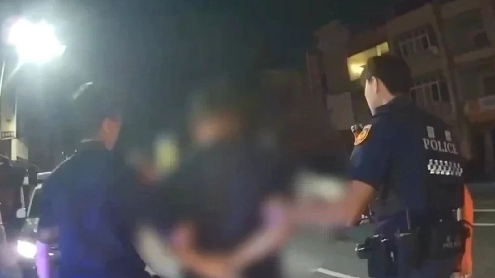 高雄燒烤店酒客衝突爆「2打1」 6警車到場噴辣椒水壓制帶回4人
