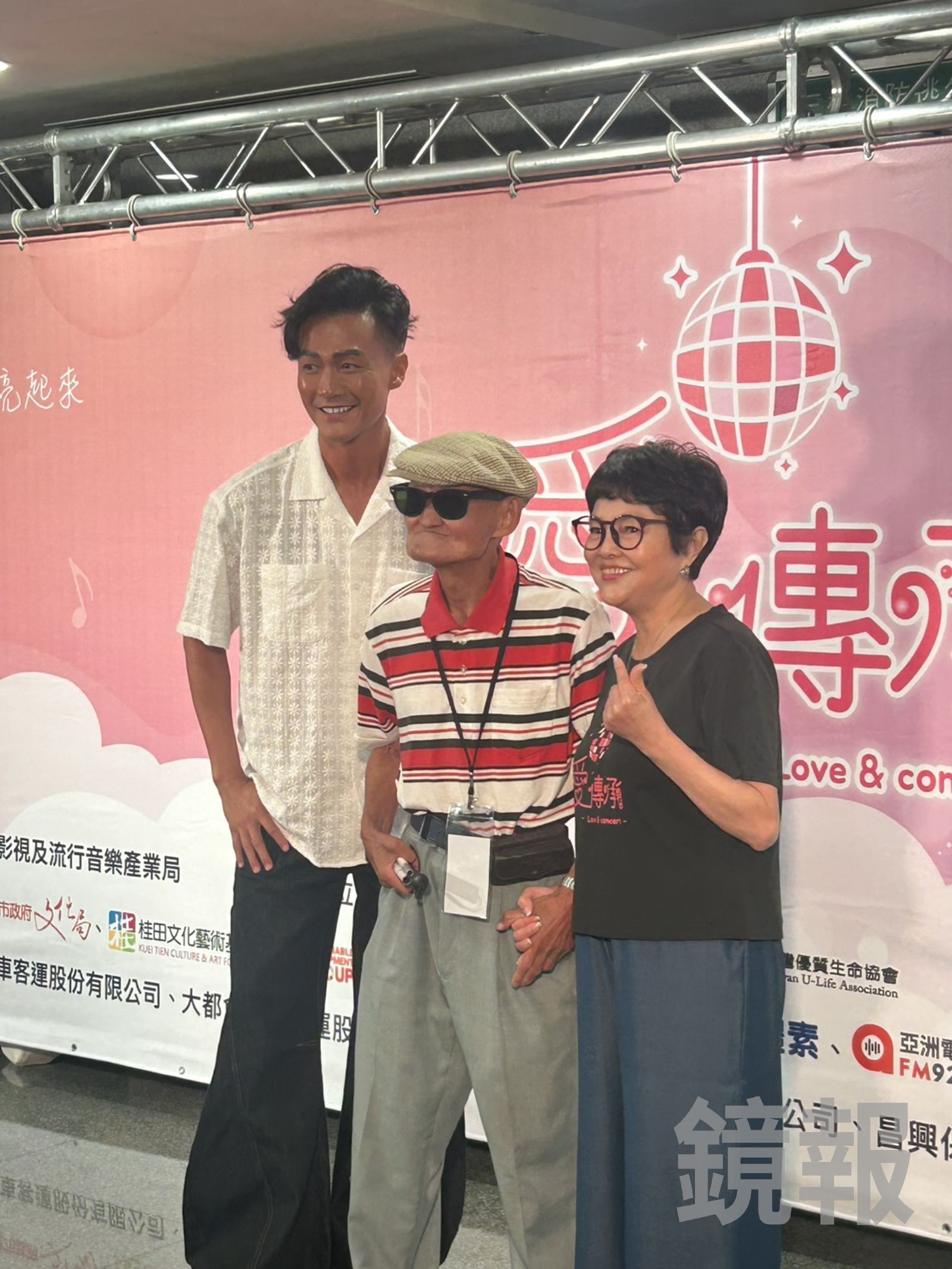 紀寶如（右）和林俊逸（左）、李炳輝（中）一起受訪。吳昕蓓拍攝