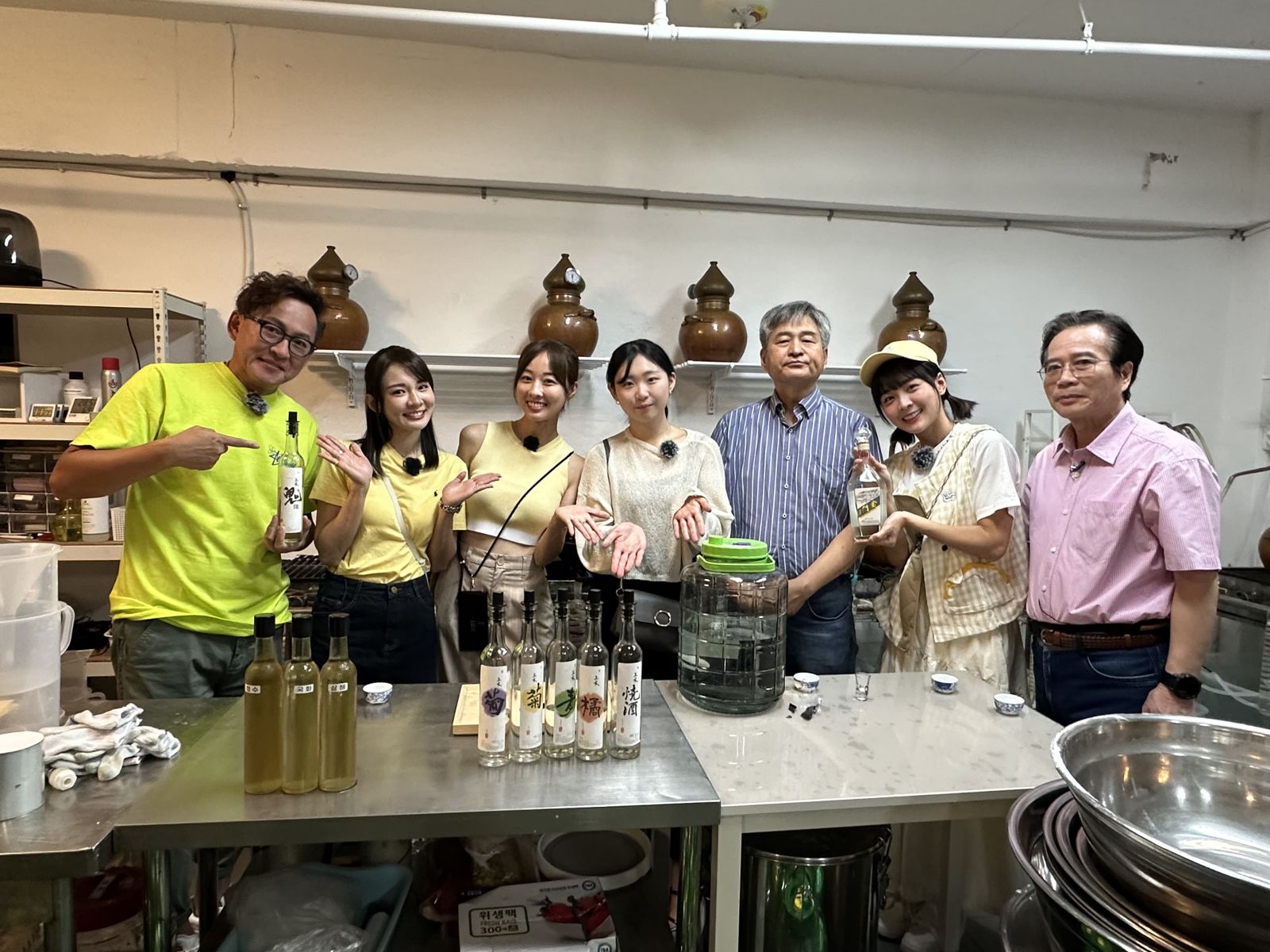 詹姆士（左起）林莎、夏語心、詹貞、籃籃、台語老師一起去首爾釀酒廠，並送出金門58度高梁PK。公視台語台提供