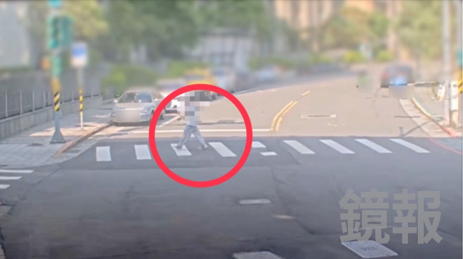 23歲兒過馬路「躺路中5分鐘」遭貨車輾亡 父母認屍淚崩:無病史