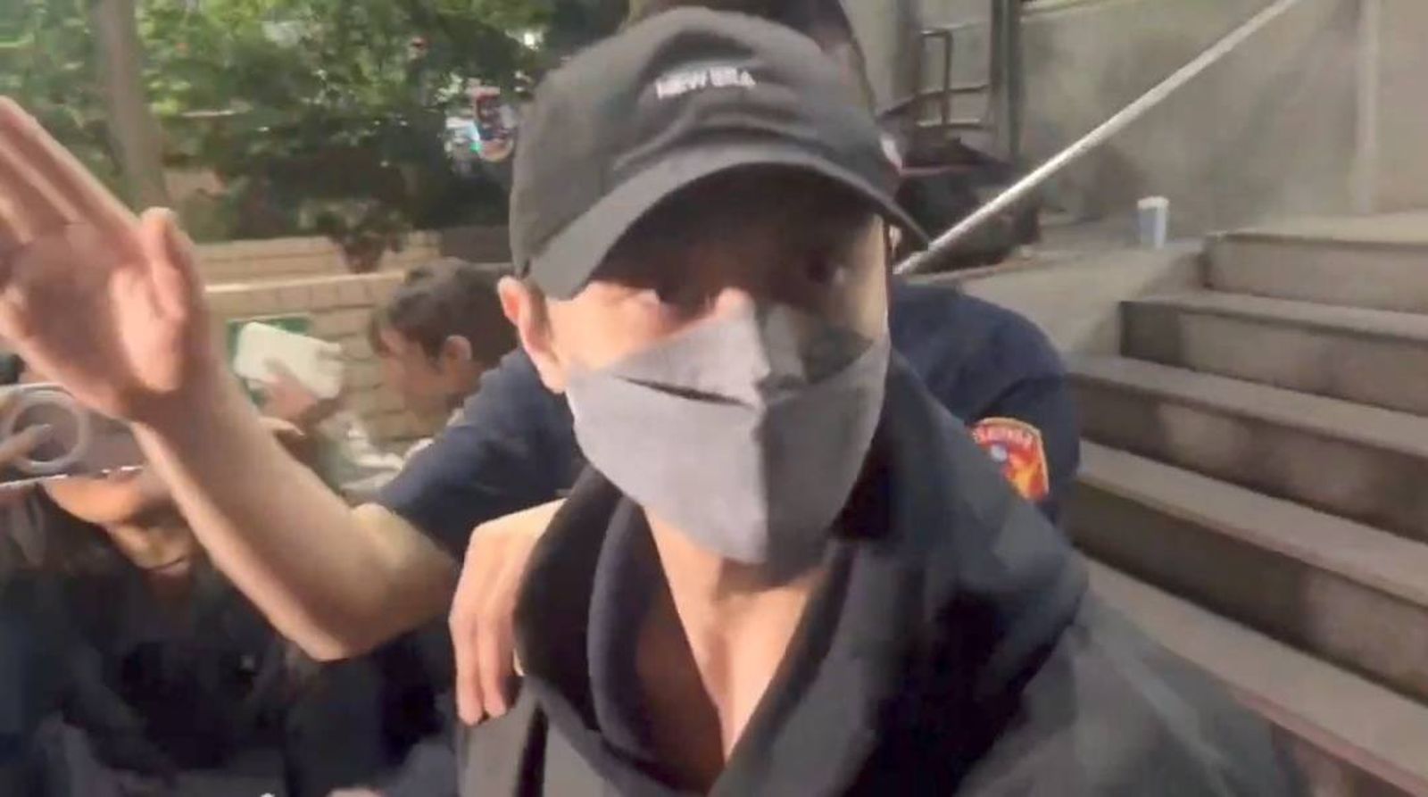 棒棒堂「王子」裝病閃兵遭逮　50萬交保一鞠躬說了這四字