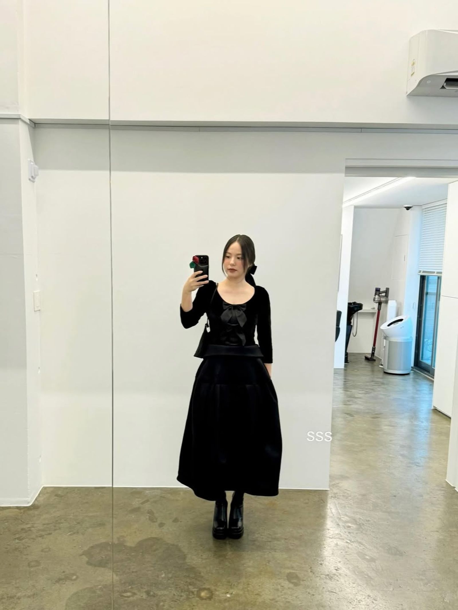 閔孝琳當天穿著黑色套裝優雅出席友人婚禮。翻攝IG@hyorin_min