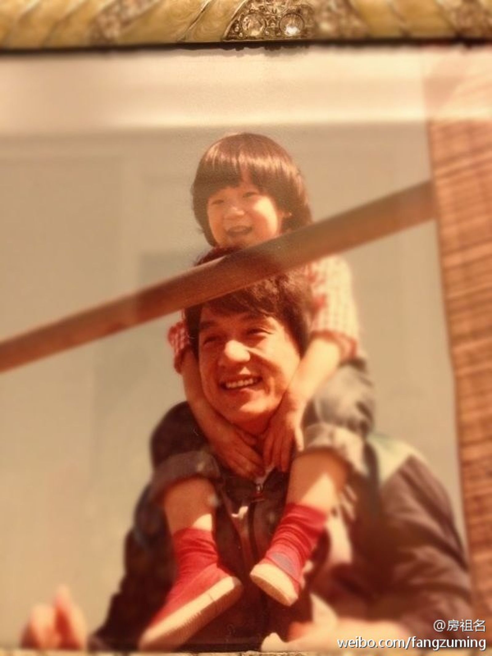 房祖名曾分享兒時與成龍的父子合照。翻攝微博