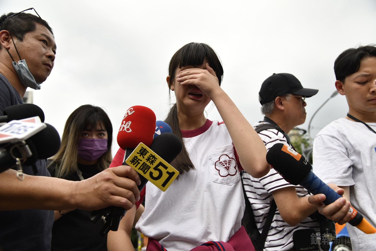 死者同學情緒崩潰掩面痛哭。李智為攝