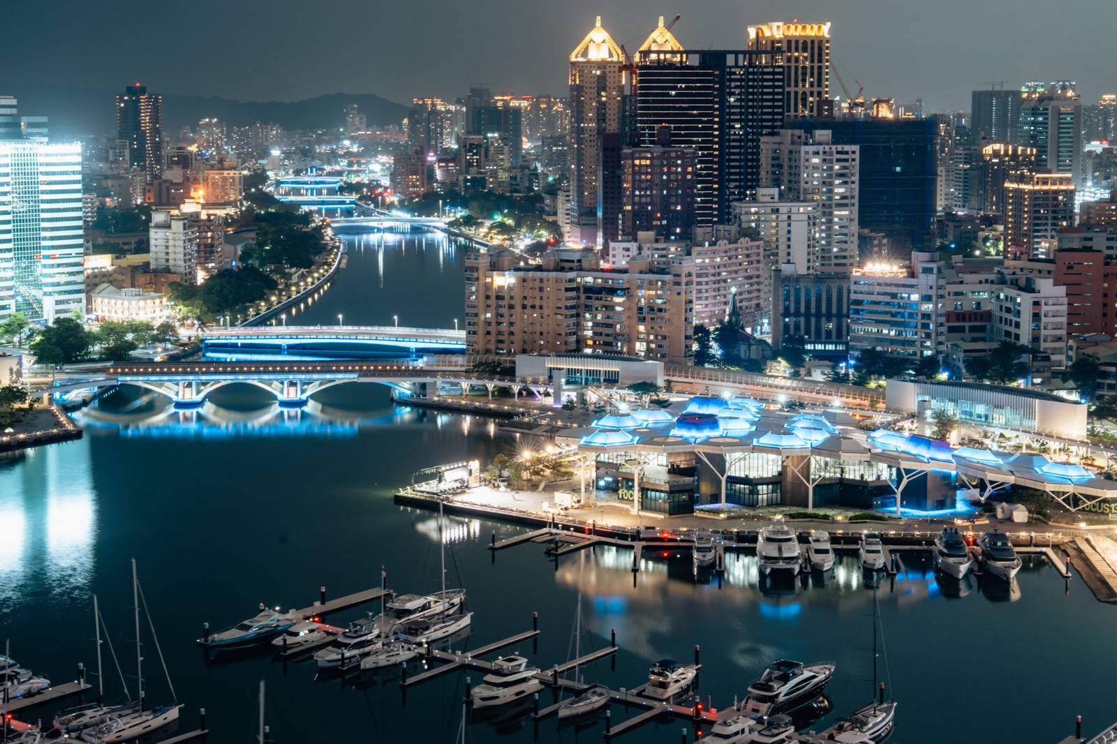 高雄愛河閃耀著藍色燈光。Live Nation Taiwan提供