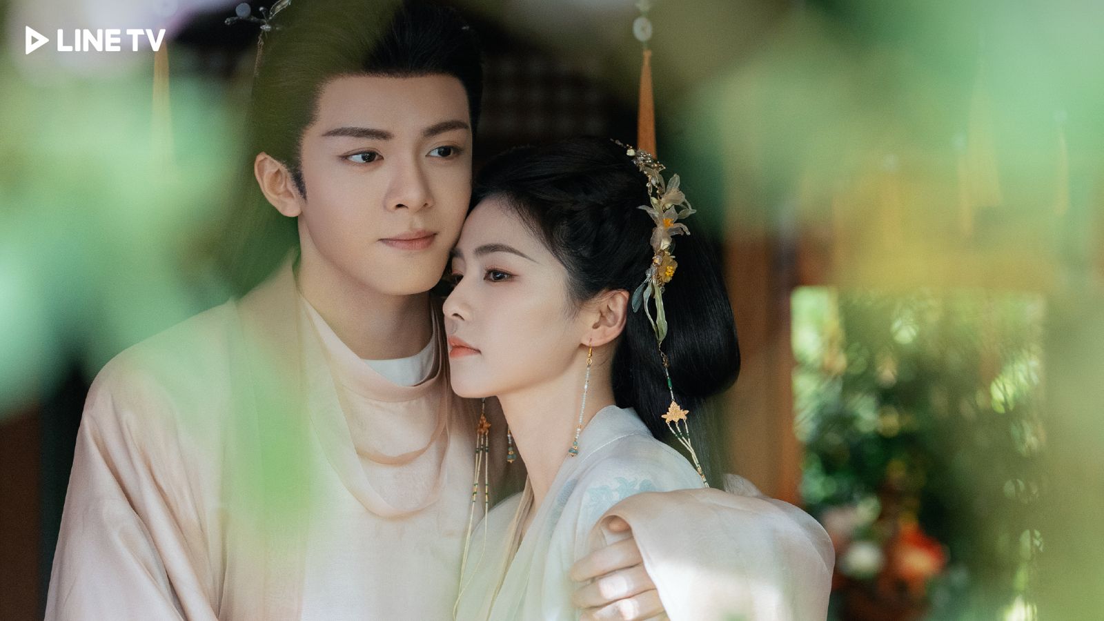 白鹿(右)、曾舜晞(左)在《臨江仙》裡虐戀糾纏。LINE TV提供