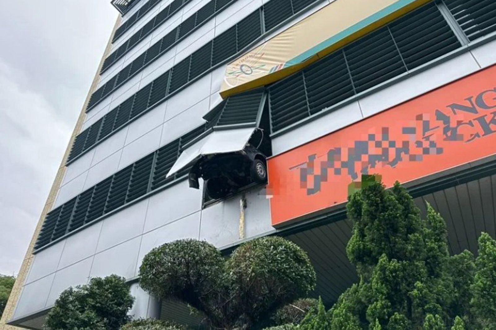 板橋台電大樓2樓停車場發生車輛衝破圍牆的事故。民眾提供