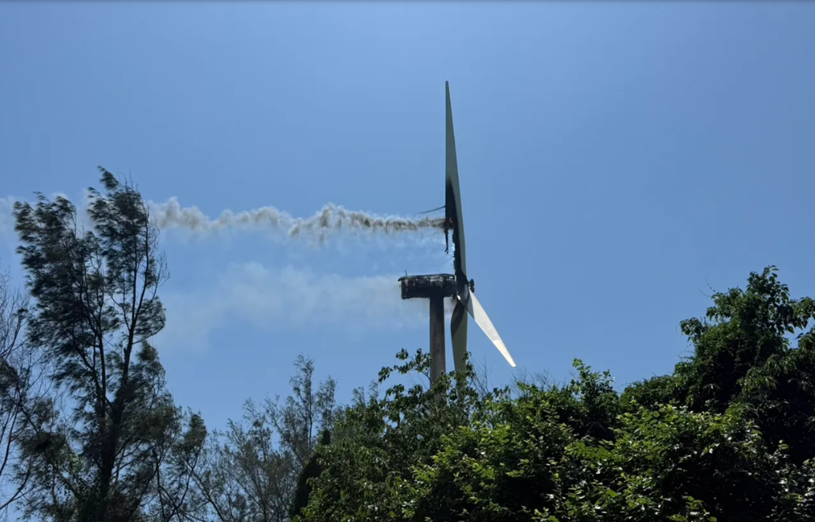 麥寮1.2億風機高空自燃!葉片燒剩焦黑骨架 居民爆:漏油很久了