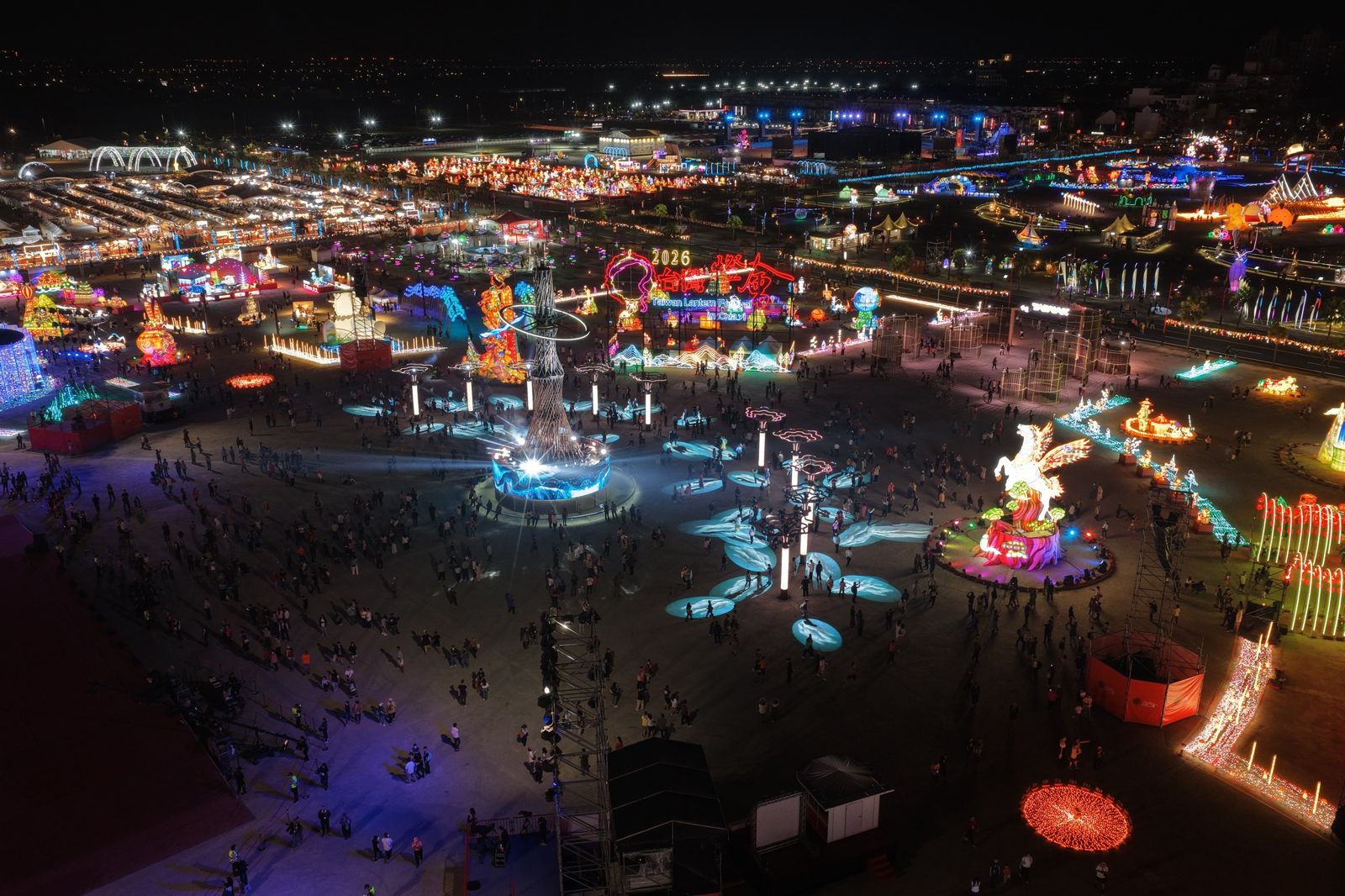 嘉義燈會首日湧10萬人!「竹籤河豚」成焦點 網讚展區規劃度:免去環球影城