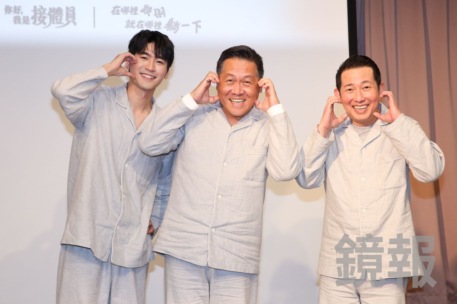 屈中恆（右起）與朱德剛、涂善存合作《在哪裡跌倒，就在哪裡躺一下》。董孟航攝