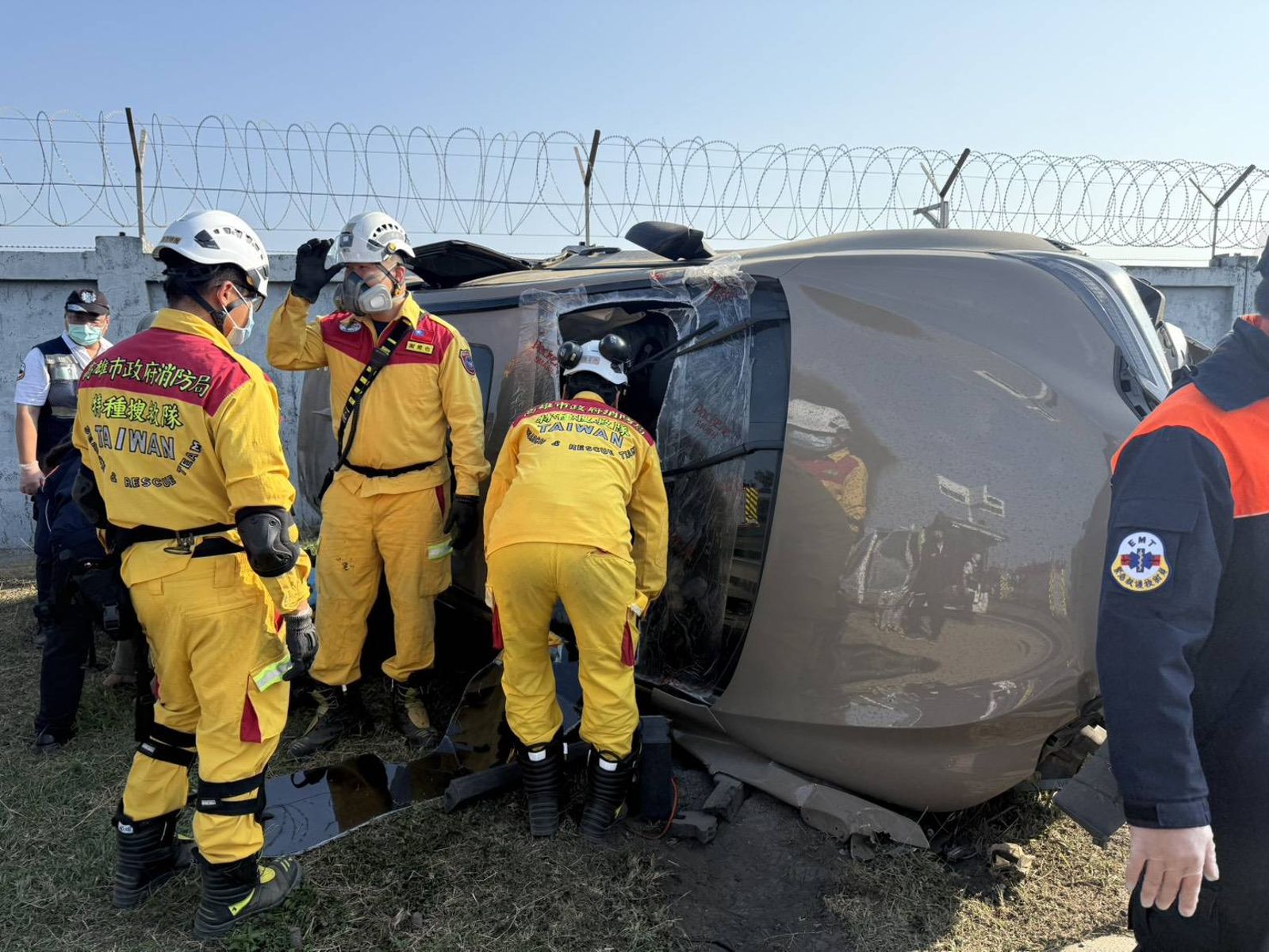 震撼瞬間！女駕駛休旅車自殺式闖紅燈衝進主幹道　害廂型車「凌空翻滾」3人送醫
