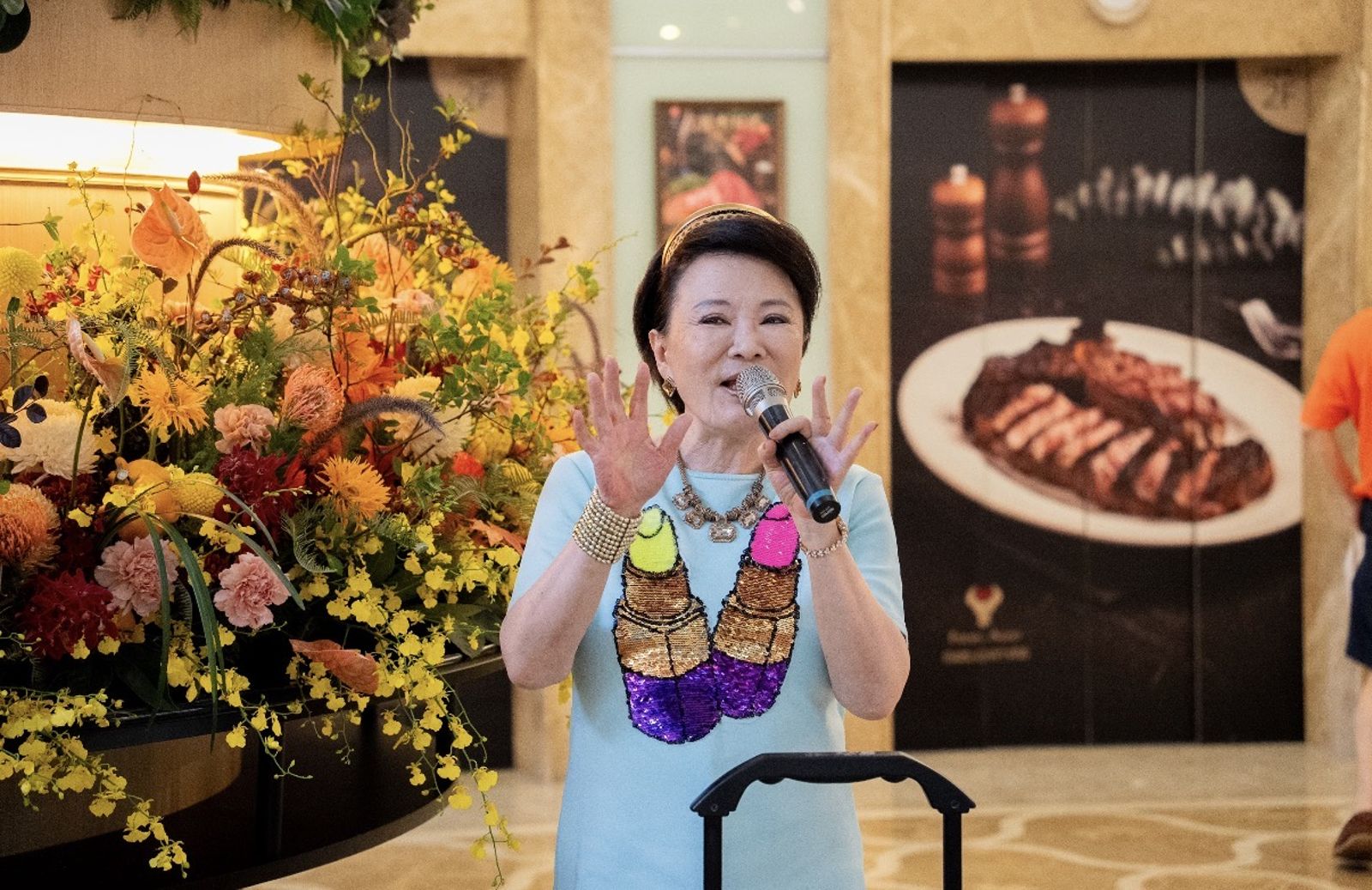 3個小孩都在國外…74歲8點檔女星曝與家人團聚計劃 被讚「世界上最美」笑開花