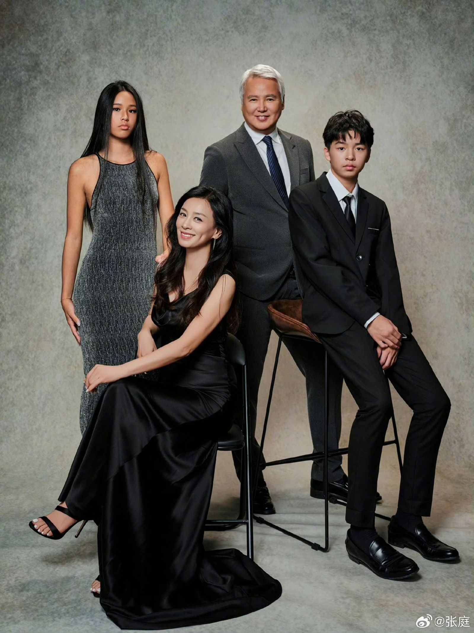 林瑞陽(後中)驚傳生病返台開刀,妻子張庭(前)低調回應。翻攝微博