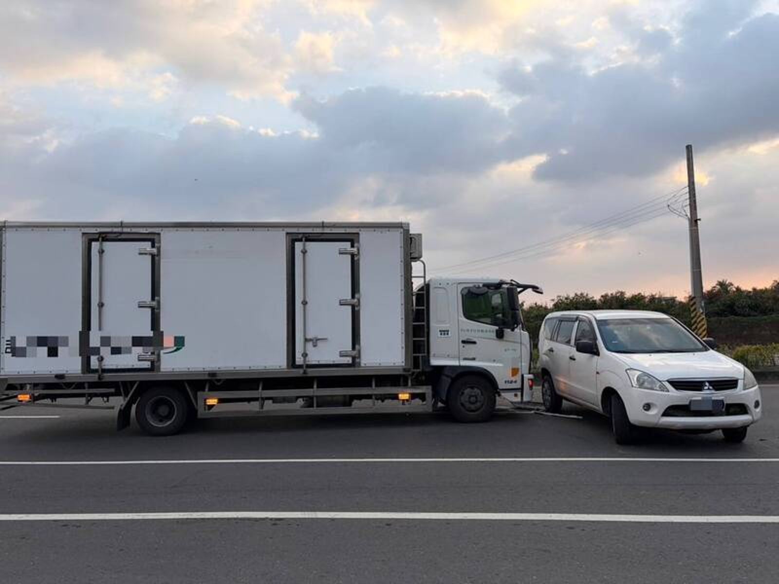 最速回頭客!才出保養廠 5 分鐘 屏東女逆天90度倒車連環撞