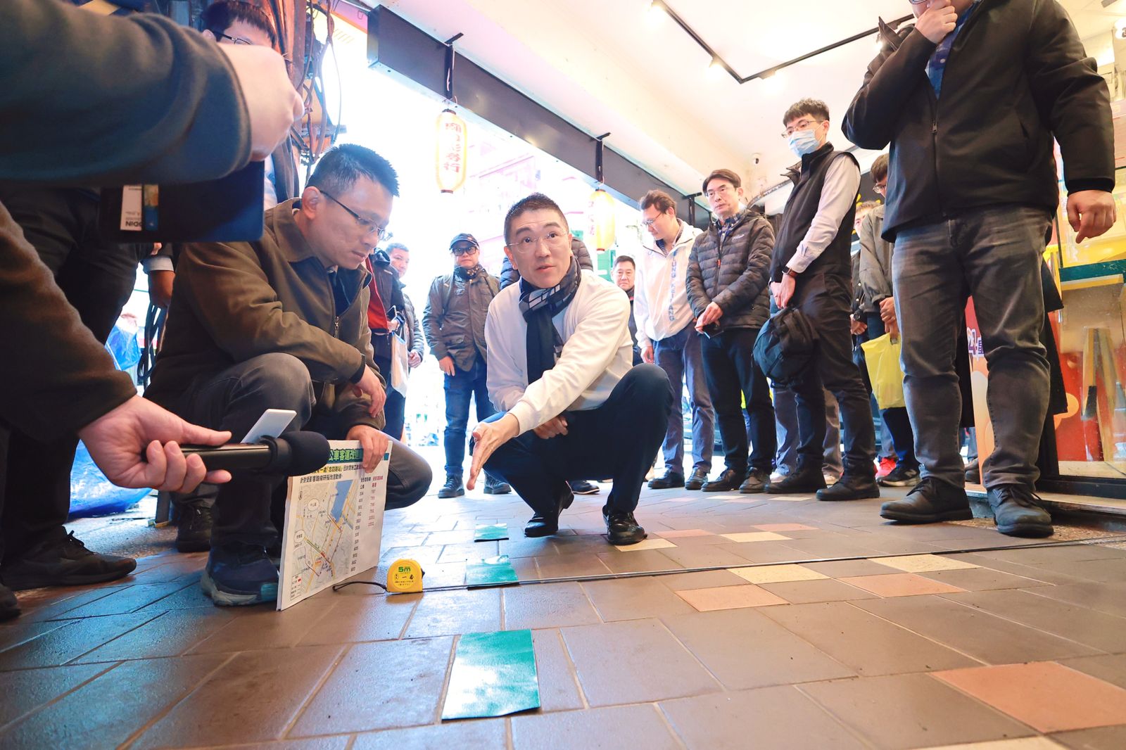 基隆市長謝國樑推動騎樓整平工程,讓行人走得安全、安心。圖/基隆市政府提供