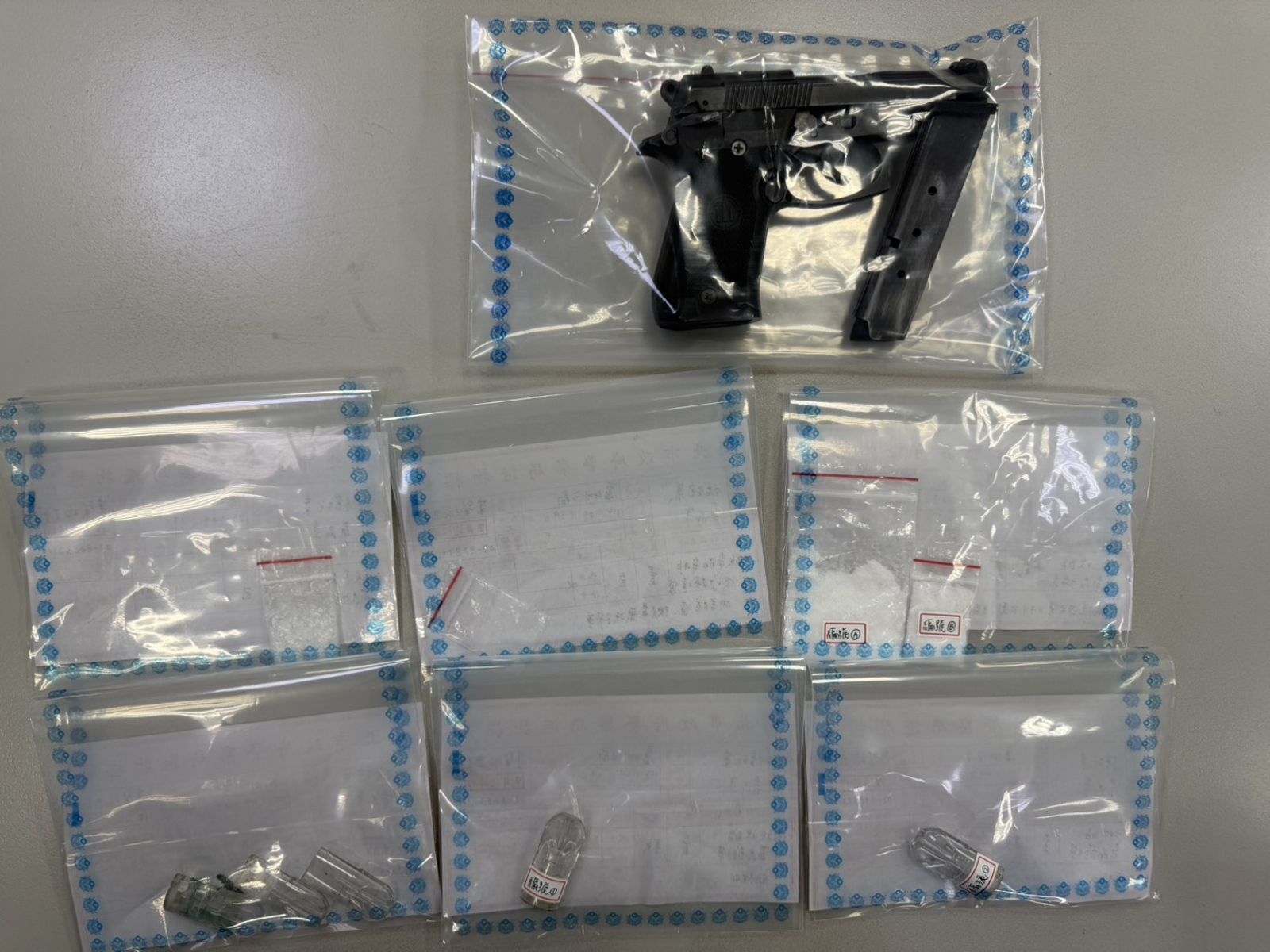 警方在車上查出的改造手槍及毒品。翻攝畫面