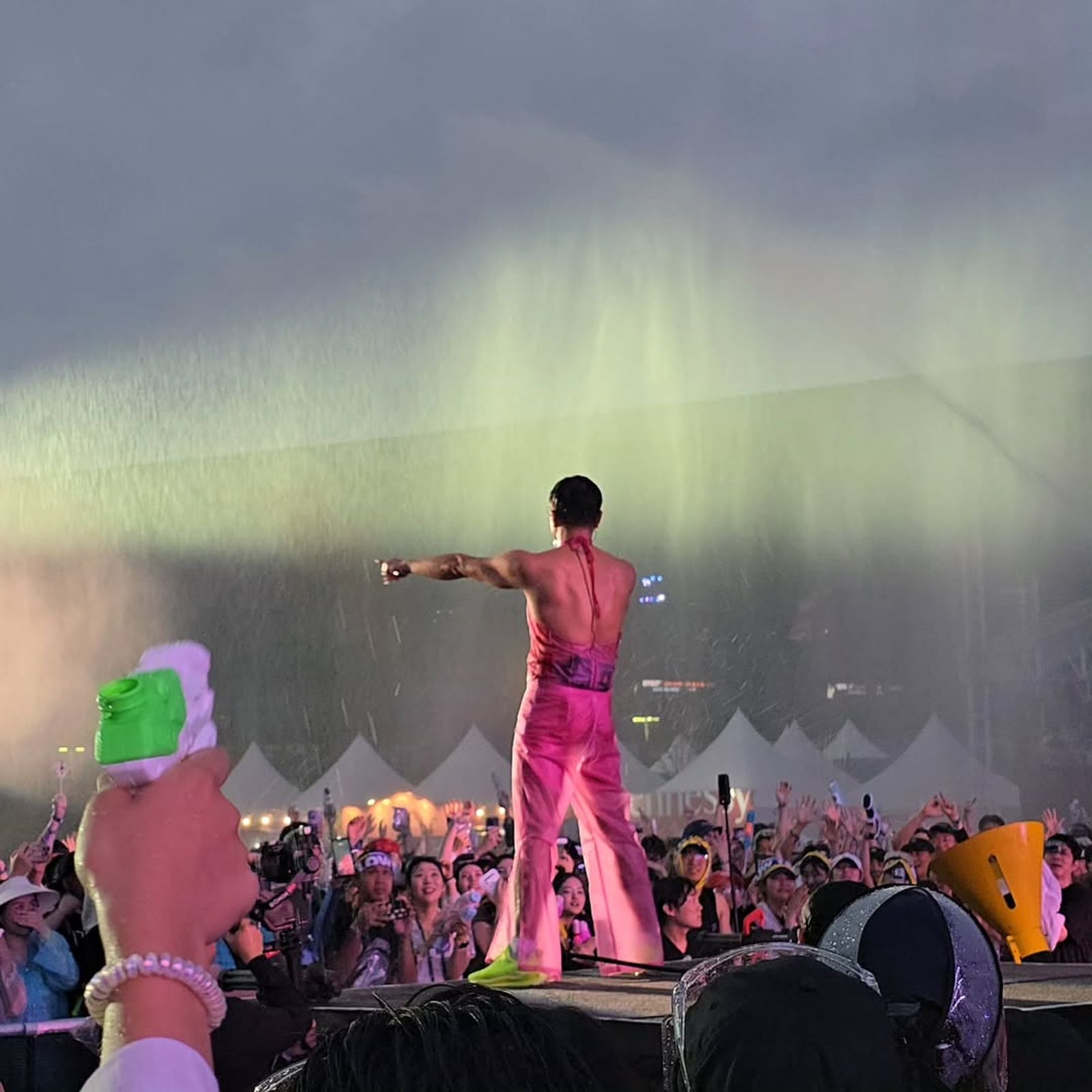 朴軫永的粉紅戰袍震撼全場。翻攝IG@asiansoul_jyp