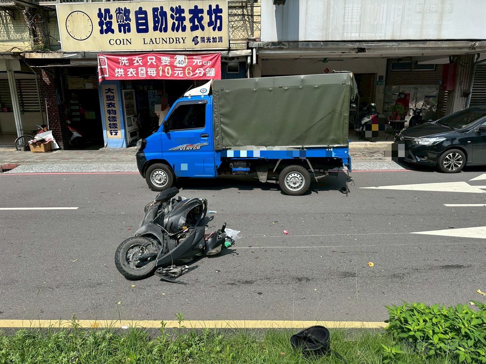 撞飛片/疑視線受阻小貨車撞迴轉機車 騎士遭撞飛右肩骨折
